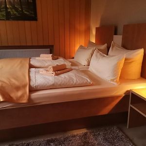 Standard Zimmer mit Kingsize-Bett